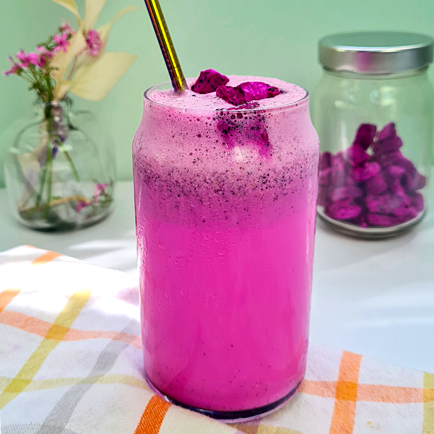 Bebida color rosa preparada con pitahaya liofilizado